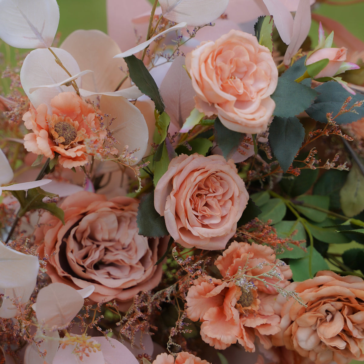 Rose Morning Maven flower arch is a flower arch made of artificial flowers for weddings, parties, birthdays and other events. The flower arch is made of metal frame, easy to assemble and disassemble. Big enough for your guests to take pictures and keep. Flower arches are made of high quality material and durable. The color of the floral arch can be chosen according to your wedding theme. A floral arch is the perfect decoration for any occasion and is sure to impress your guests.